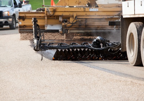 Máquinas de asfaltado en Arizona aplicando asfalto y gravilla a una carretera