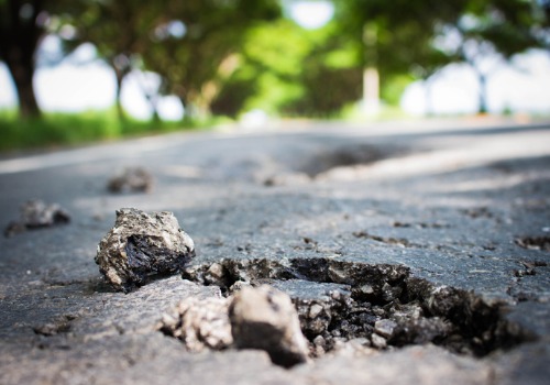 El asfalto agrietado necesita el mejor equipo de asfaltado de Tennessee