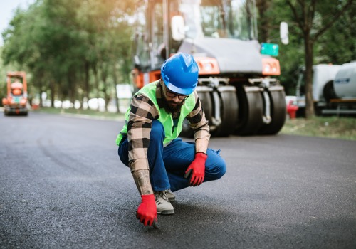 Un contratista de asfalto comprueba su trabajo después de trabajar con el mejor equipo de asfaltado de Arizona